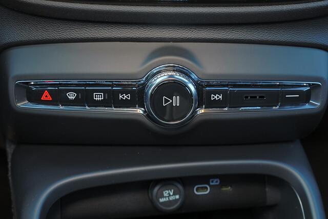 Volvo EX40 Extended Range Plus Black Ed. 82 kWh - IntelliSafe Assist & Surround - 20' LMV - Harman Kardon - Verwarmbare voorstoelen - Verwarmbaar stuur - Parkeercamera achter - Contrasterend dak - Getint glas v.a. B-stijl - Parkeersensoren voor & achter - Keyless - 