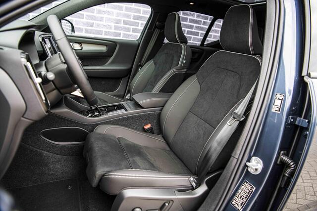 Volvo EX40 Single Motor Extended Range Ultra Black Ed. 82 kWh | Harman Kardon audio | 20" | Schuif-/kanteldak | Getint Glas | Elektrische stoelverstelling | Nubuck bekleding | Adaptive Cruise Control | Dodehoekdetectie |