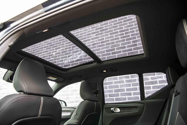 Volvo EX40 Single Motor Extended Range Ultra Black Ed. 82 kWh | Harman Kardon audio | 20" | Schuif-/kanteldak | Getint Glas | Elektrische stoelverstelling | Nubuck bekleding | Adaptive Cruise Control | Dodehoekdetectie |