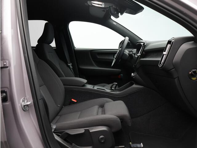 Volvo EX40 Single Motor 252PK Extended Range Core 82 kWh / Business Edition / All Season Banden / Verwarmbare Voorstoelen + Stuurwiel / 19" / Harman Kardon / BLIS / Adaptive Cruise /