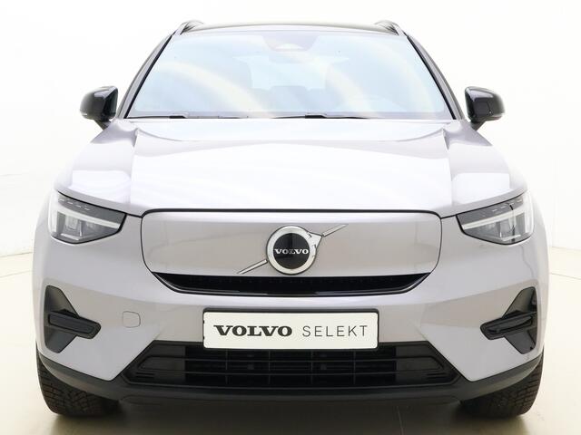 Volvo EX40 Extended Range Plus / 17% Bijtelling / Harman en Kardon audio / Stoel/- en stuurverwarming / Elektrische achterklep / Camera /