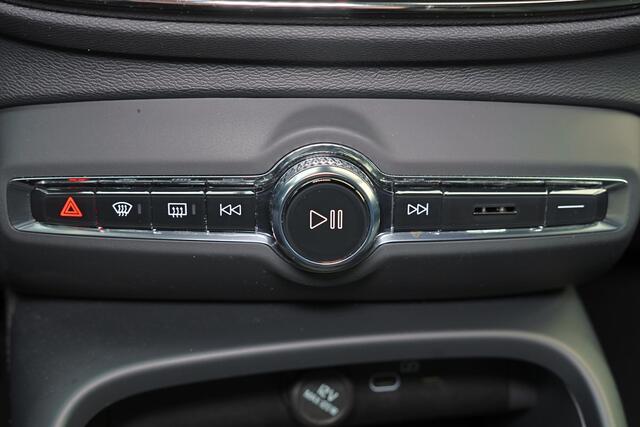 Volvo EX40 Extended Range Ultra 82 kWh - Panorama/schuifdak - IntelliSafe Assist & Surround - 360º Camera - Harman/Kardon audio - Verwarmde voorstoelen, stuur & achterbank - Parkeersensoren voor & achter - Elektr. bedienb. voorstoelen met geheugen links - Draadloze