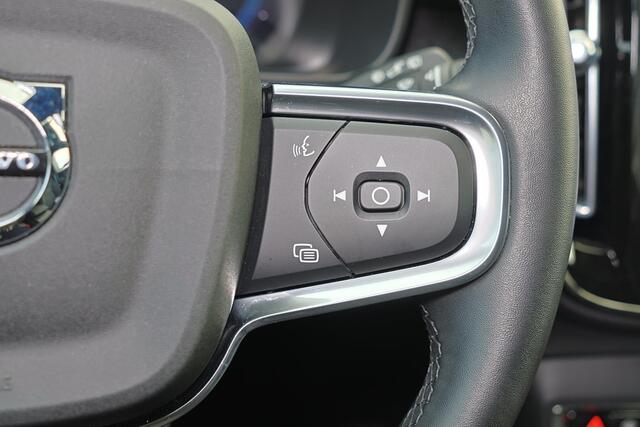 Volvo EX40 Extended Range Ultra 82 kWh - Panorama/schuifdak - IntelliSafe Assist & Surround - 360º Camera - Harman/Kardon audio - Verwarmde voorstoelen, stuur & achterbank - Parkeersensoren voor & achter - Elektr. bedienb. voorstoelen met geheugen links - Draadloze