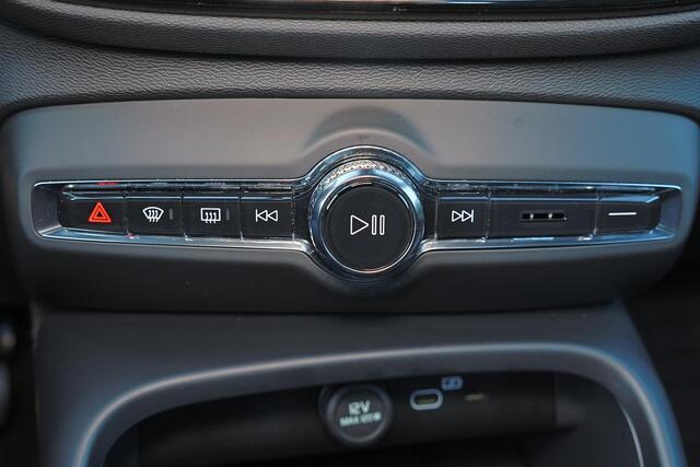 Volvo EX40 Performance Ultra 82 kWh - Panorama/schuifdak - IntelliSafe Assist & Surround - 360º Camera - Harman/Kardon audio - Verwarmde voorstoelen, stuur & achterbank - Parkeersensoren voor & achter - Elektr. bedienb. voorstoelen met geheugen links - Draadloze tel