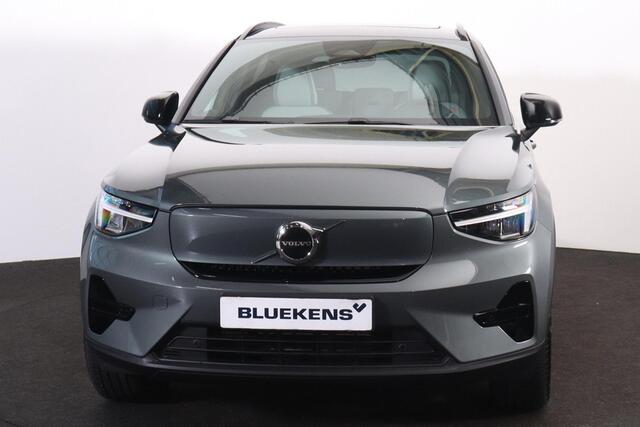 Volvo EX40 Plus Black Edition 70 kWh - Panorama/schuifdak - IntelliSafe Assist & Surround - Harman/Kardon audio - Parkeercamera achter - Verwarmde voorstoelen & stuur - Parkeersensoren voor & achter - Elektr. bedienb. voorstoelen met geheugen links - Draadloze tel. 