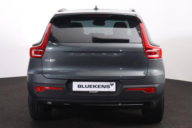 Volvo EX40 Plus Black Edition 70 kWh - Panorama/schuifdak - IntelliSafe Assist & Surround - Harman/Kardon audio - Parkeercamera achter - Verwarmde voorstoelen & stuur - Parkeersensoren voor & achter - Elektr. bedienb. voorstoelen met geheugen links - Draadloze tel. 