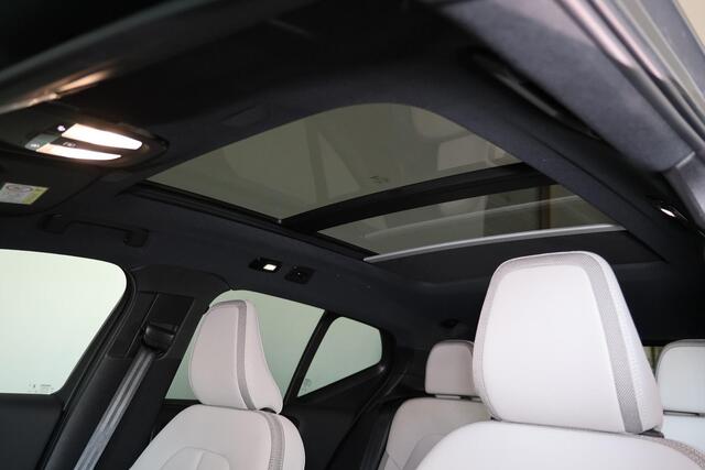 Volvo EX40 Plus Black Edition 70 kWh - Panorama/schuifdak - IntelliSafe Assist & Surround - Harman/Kardon audio - Parkeercamera achter - Verwarmde voorstoelen & stuur - Parkeersensoren voor & achter - Elektr. bedienb. voorstoelen met geheugen links - Draadloze tel. 