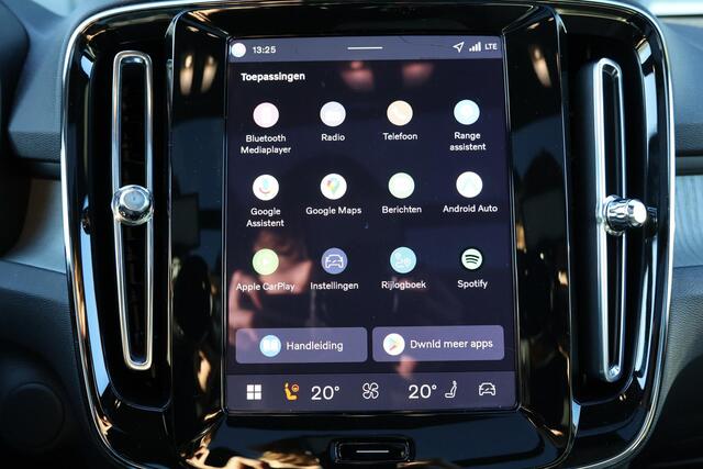 Volvo EX40 Plus Black Edition 70 kWh - Panorama/schuifdak - IntelliSafe Assist & Surround - Harman/Kardon audio - Parkeercamera achter - Verwarmde voorstoelen & stuur - Parkeersensoren voor & achter - Elektr. bedienb. voorstoelen met geheugen links - Draadloze tel. 