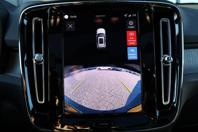 Volvo EX40 Plus Black Edition 70 kWh - Panorama/schuifdak - IntelliSafe Assist & Surround - Harman/Kardon audio - Parkeercamera achter - Verwarmde voorstoelen & stuur - Parkeersensoren voor & achter - Elektr. bedienb. voorstoelen met geheugen links - Draadloze tel. 