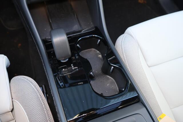 Volvo EX40 Plus Black Edition 70 kWh - Panorama/schuifdak - IntelliSafe Assist & Surround - Harman/Kardon audio - Parkeercamera achter - Verwarmde voorstoelen & stuur - Parkeersensoren voor & achter - Elektr. bedienb. voorstoelen met geheugen links - Draadloze tel. 