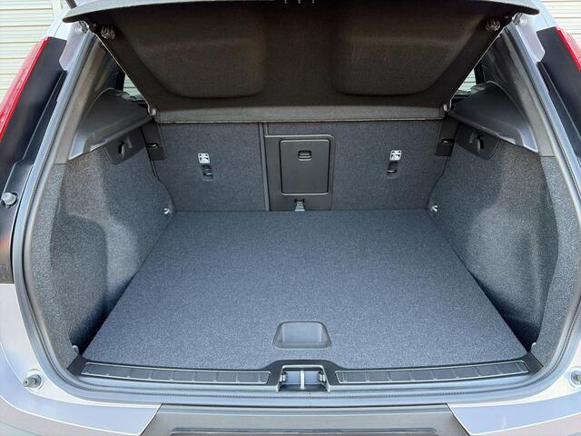 Volvo EX40 Single Motor Extended Range Business Ed. 82 kWh / Stuur & Stoelverwarming / Audio Harman Kardon / Blis /