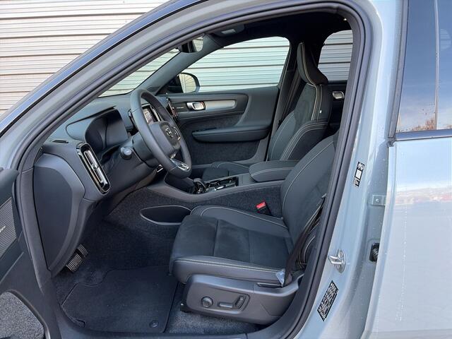 Volvo EX40 Single Motor Extended Range Ultra Black Ed. 82 kWh / panoramadak / Rondomzichtcamera / Harman/Kardon / Stuur- en stoelverwarming /