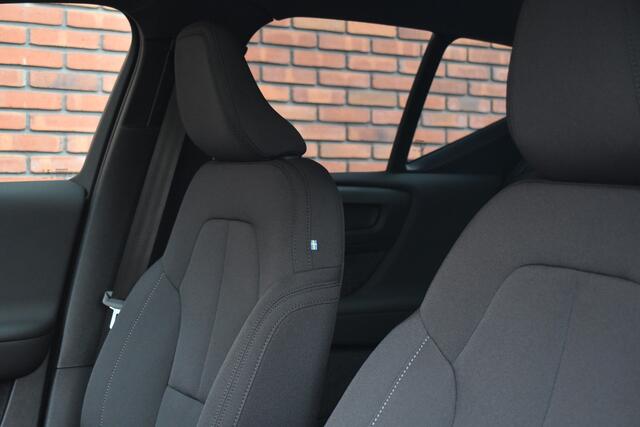 Volvo EX40 Extended Range 252PK Plus Black Edition 82 kWh | Harman/Kardon | Getint glas achter |