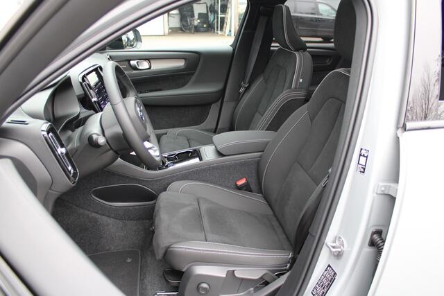 Volvo EX40 Single Moto ER Plus 82 kWh | Direct leverbaar | Lounge Pakket | 360 graden camera | Zwart Dak