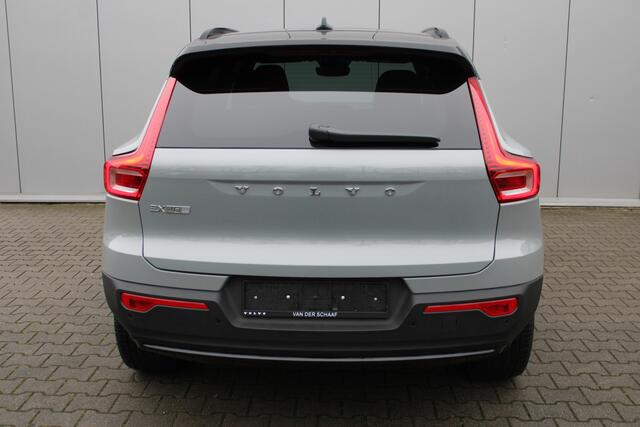 Volvo EX40 Single Moto ER Plus 82 kWh | Direct leverbaar | Lounge Pakket | 360 graden camera | Zwart Dak