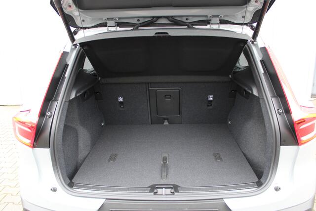 Volvo EX40 Single Moto ER Plus 82 kWh | Direct leverbaar | Lounge Pakket | 360 graden camera | Zwart Dak