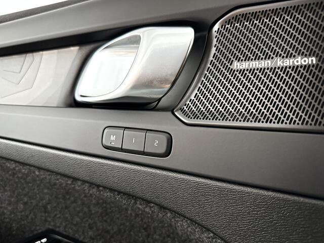 Volvo EX40 Single Motor Extended Range Ultra Black Ed. 82 kWh | SOH 100% | Panoramadak | 360° camera | Harman Kardon | Stoel- en Stuurverwarming | Trekhaak