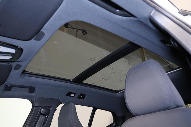 Volvo EX40 Performance Ultra 82 kWh - Panorama/schuifdak - IntelliSafe Assist & Surround - 360º Camera - Harman/Kardon audio - Verwarmde voorstoelen, stuur & achterbank - Parkeersensoren voor & achter - Elektr. bedienb. voorstoelen met geheugen links - Draadloze tel