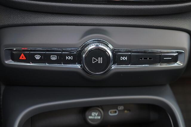 Volvo EX40 Performance Ultra Black Edition 82 kWh - Panorama/schuifdak - IntelliSafe Assist & Surround - 360º Camera - Harman/Kardon audio - Verwarmde voorstoelen, stuur & achterbank - Parkeersensoren voor & achter - Elektr. bedienb. voorstoelen met geheugen links -