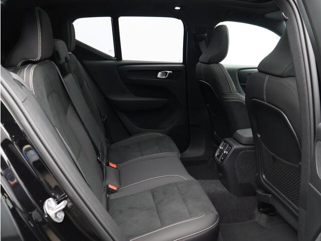 Volvo EX40 Single Motor Extended Range Ultra 82 kWh / Trekhaak / Panoramadak / 360 Camera / Harman Kardon / Nubuck Bekleding / Getint Glas / Elektrische Stoelen / All-Seasons /