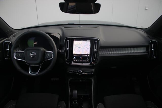 Volvo EX40 Single Motor Extended Range Ultra Black Edition | Demo Deal | Elektrisch verstelbare voorstoelen | Elektrisch schuif-/kanteldak | 360 graden camera | 19 inch Lichtmetalen velgen | Verwarmbare voorstoelen en stuurwiel | Warmtepomp | Harman Kardon Premium S