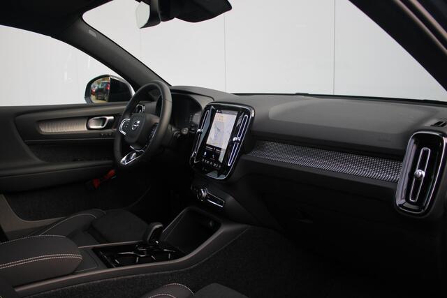 Volvo EX40 Single Motor Extended Range Ultra Black Edition | Demo Deal | Elektrisch verstelbare voorstoelen | Elektrisch schuif-/kanteldak | 360 graden camera | 19 inch Lichtmetalen velgen | Verwarmbare voorstoelen en stuurwiel | Warmtepomp | Harman Kardon Premium S
