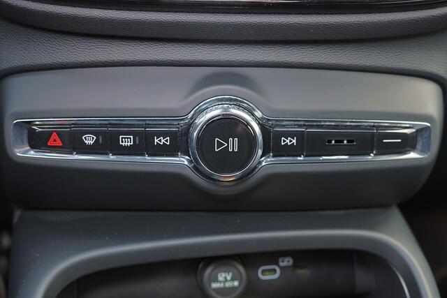 Volvo EX40 Extended Range Ultra 82 kWh - Panorama/schuifdak - IntelliSafe Assist & Surround - 360º Camera - Harman/Kardon audio - Verwarmde voorstoelen & stuur - Parkeersensoren voor & achter - Elektr. bedienb. voorstoelen met geheugen links - Draadloze tel. lader -