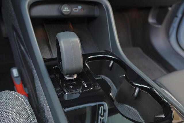 Volvo EX40 Extended Range Ultra 82 kWh - Panorama/schuifdak - IntelliSafe Assist & Surround - 360º Camera - Harman/Kardon audio - Verwarmde voorstoelen & stuur - Parkeersensoren voor & achter - Elektr. bedienb. voorstoelen met geheugen links - Draadloze tel. lader -