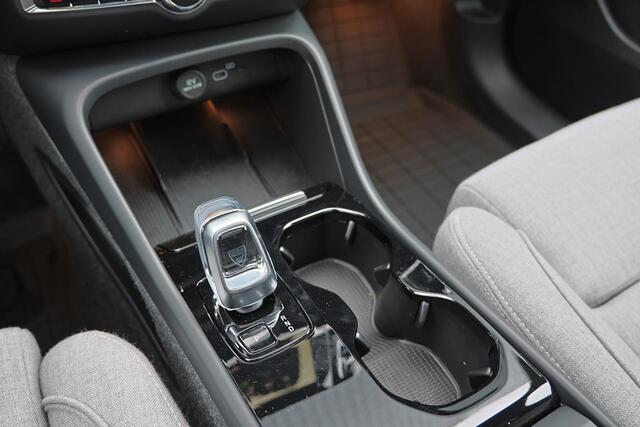 Volvo EX40 Performance Ultra 82 kWh - Panorama/schuifdak - IntelliSafe Assist & Surround - 360º Camera - Harman/Kardon audio - Verwarmde voorstoelen, stuur & achterbank - Parkeersensoren voor & achter - Elektr. bedienb. voorstoelen met geheugen links - Draadloze tel