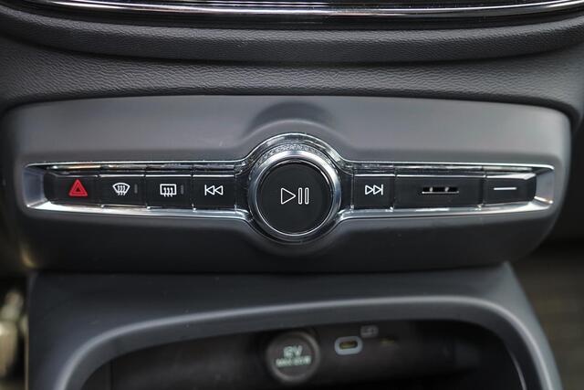 Volvo EX40 Performance Ultra Black Edition 82 kWh - Panorama/schuifdak - IntelliSafe Assist & Surround - 360º Camera - Harman/Kardon audio - Verwarmde voorstoelen, stuur & achterbank - Parkeersensoren voor & achter - Elektr. bedienb. voorstoelen met geheugen links -