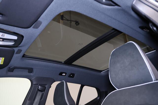 Volvo EX40 Performance Ultra 82 kWh - Panorama/schuifdak - IntelliSafe Assist & Surround - 360º Camera - Harman/Kardon audio - Verwarmde voorstoelen, stuur & achterbank - Parkeersensoren voor & achter - Elektr. bedienb. voorstoelen met geheugen links - Draadloze tel