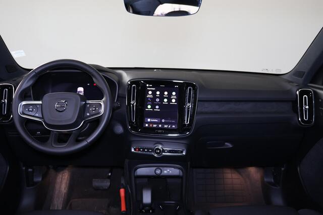 Volvo EX40 Performance Ultra Black Edition 82 kWh - Panorama/schuifdak - IntelliSafe Assist & Surround - 360º Camera - Harman/Kardon audio - Verwarmde voorstoelen, stuur & achterbank - Parkeersensoren voor & achter - Elektr. bedienb. voorstoelen met geheugen links -