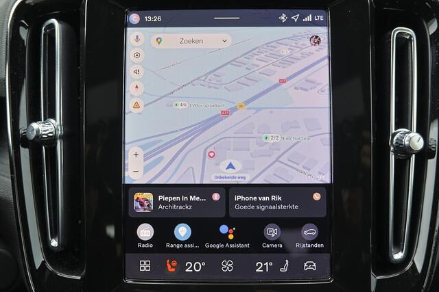 Volvo EX40 Plus Black Edition 70 kWh - IntelliSafe Assist & Surround - Harman/Kardon audio - Parkeercamera achter - Verwarmde voorstoelen & stuur - Parkeersensoren voor & achter - Draadloze tel. lader - Warmtepomp - 20' LMV