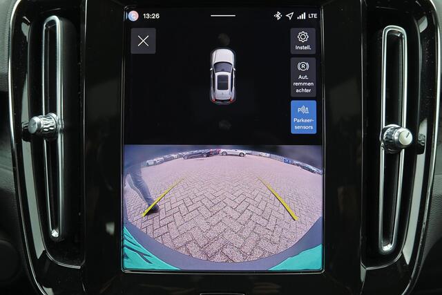 Volvo EX40 Plus Black Edition 70 kWh - IntelliSafe Assist & Surround - Harman/Kardon audio - Parkeercamera achter - Verwarmde voorstoelen & stuur - Parkeersensoren voor & achter - Draadloze tel. lader - Warmtepomp - 20' LMV