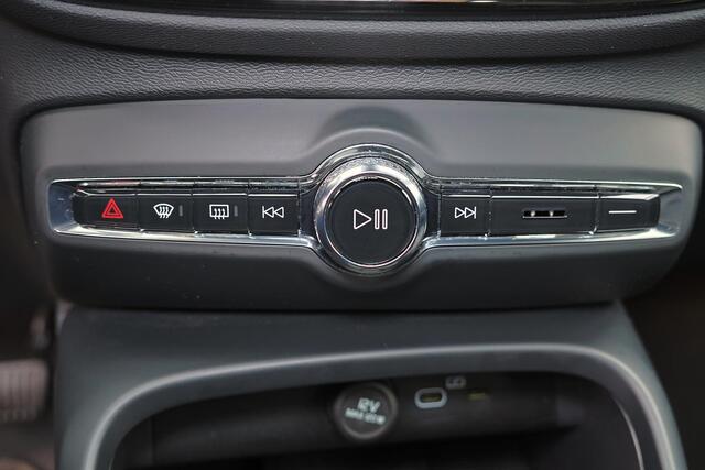 Volvo EX40 Plus Black Edition 70 kWh - IntelliSafe Assist & Surround - Harman/Kardon audio - Parkeercamera achter - Verwarmde voorstoelen & stuur - Parkeersensoren voor & achter - Draadloze tel. lader - Warmtepomp - 20' LMV