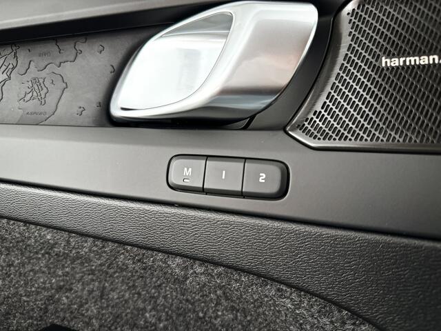 Volvo EX40 Single Motor Extended Range Plus Black Ed. 82 kWh | Parkeercamera | Harman Kardon | Stoel- en Stuurverwarming | Elektrische stoelen