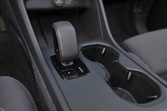 Volvo EX40 Extended Range Plus 82 kWh - IntelliSafe Assist & Surround - 360º Camera - Verwarmde voorstoelen, stuur & achterbank - Parkeersensoren voor & achter - Elektr. bedienb. bestuurdersstoel met geheugen - Draadloze tel. lader - Warmtepomp - Extra getint glas -