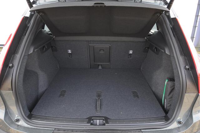 Volvo EX40 252PK Auotmaat Single Motor Extended Range Plus Panoramadak / Apple Carplay / Android Auto / Harman kardon audio / Adaptive cruise control / Pilot assist / Lichtmetalen velgen /