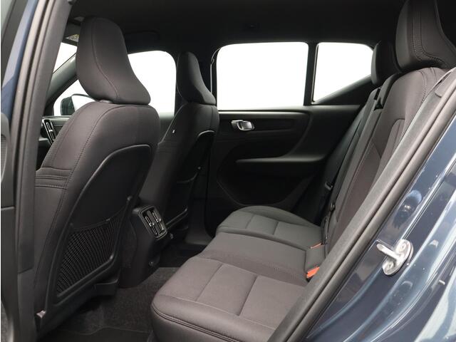 Volvo EX40 Single Motor Extended Range Plus 82 kWh / Stoel- + stuurwielverwarming / Harman Kardon Audio / All Season banden / Contrasterend dak / Pilot Assist / Blis