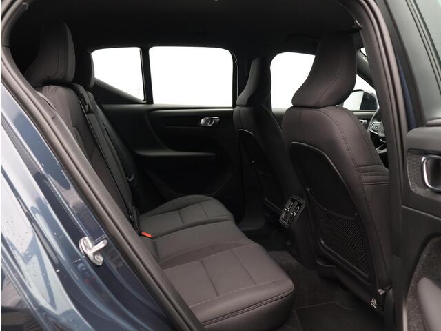 Volvo EX40 Single Motor Extended Range Plus 82 kWh / Stoel- + stuurwielverwarming / Harman Kardon Audio / All Season banden / Contrasterend dak / Pilot Assist / Blis