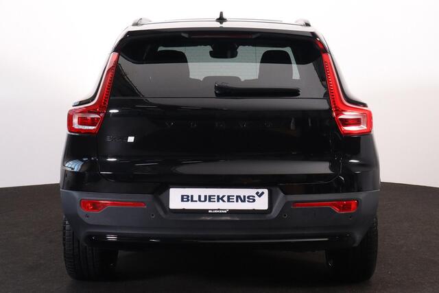 Volvo EX40 Performance Ultra Black Edition 82 kWh - Panorama/schuifdak - IntelliSafe Assist & Surround - 360º Camera - Harman/Kardon audio - Verwarmde voorstoelen, stuur & achterbank - Parkeersensoren voor & achter - Elektr. bedienb. voorstoelen met geheugen links -