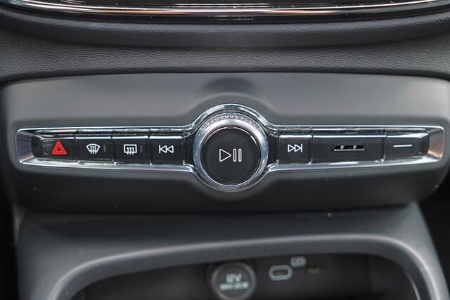 Volvo EX40 Extended Range Plus 82 kWh - IntelliSafe Assist & Surround - Harman/Kardon audio - Parkeercamera achter - Verwarmde voorstoelen & stuur - Parkeersensoren voor & achter - Draadloze tel. lader - Inklapbare trekhaak - 19' LMV