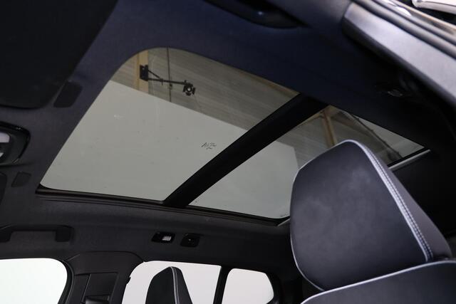 Volvo EX40 Twin Performance Ultra Black Edition - Panorama/schuifdak - IntelliSafe Assist & Surround - 360º Camera - Harman/Kardon audio - Verwarmde voorstoelen, stuur & achterbank - Parkeersensoren voor & achter - Elektr. bedienb. voorstoelen met geheugen links - D