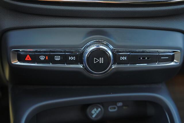 Volvo EX40 Twin Performance Ultra Black Edition - Panorama/schuifdak - IntelliSafe Assist & Surround - 360º Camera - Harman/Kardon audio - Verwarmde voorstoelen, stuur & achterbank - Parkeersensoren voor & achter - Elektr. bedienb. voorstoelen met geheugen links - D