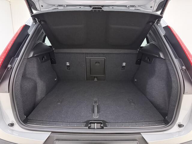 Volvo EX40 Extended Range Plus / Nubuck / 360 camera / Harman&Kardon / Stoel + Stuurw. Verwarming / BLIS / ACC / El. Trekhaak /