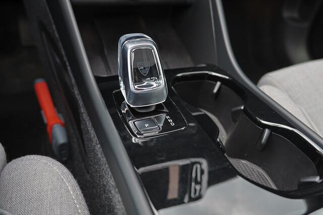 Volvo EX40 Performance Ultra 82 kWh - Panorama/schuifdak - IntelliSafe Assist & Surround - 360º Camera - Harman/Kardon audio - Adaptieve LED koplampen - Verwarmde voorstoelen, stuur & achterbank - Parkeersensoren voor & achter - Elektr. bedienb. voorstoelen met gehe