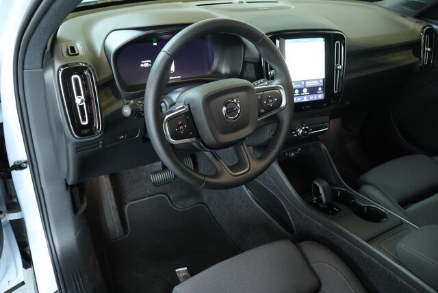 Volvo EX40 Single Motor Extended Range Plus Europa 82 kWh | Semi-Elektrische Trekhaak | Elektrisch Verstelbare Voorstoelen | Stoel + Stuurverwarming | Adaptieve Cruise Control | Dodehoekwaarschuwing |