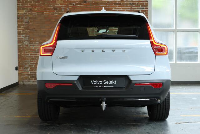 Volvo EX40 Single Motor Extended Range Plus Europa 82 kWh | Semi-Elektrische Trekhaak | Elektrisch Verstelbare Voorstoelen | Stoel + Stuurverwarming | Adaptieve Cruise Control | Dodehoekwaarschuwing |