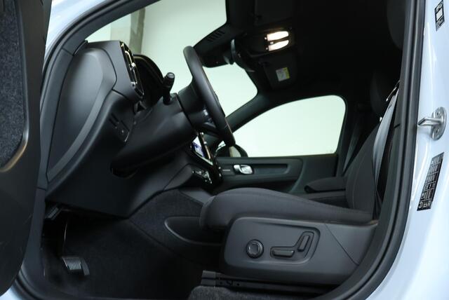 Volvo EX40 Single Motor Extended Range Plus Europa 82 kWh | Semi-Elektrische Trekhaak | Elektrisch Verstelbare Voorstoelen | Stoel + Stuurverwarming | Adaptieve Cruise Control | Dodehoekwaarschuwing |