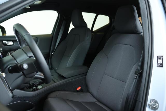 Volvo EX40 Single Motor Extended Range Plus Europa 82 kWh | Semi-Elektrische Trekhaak | Elektrisch Verstelbare Voorstoelen | Stoel + Stuurverwarming | Adaptieve Cruise Control | Dodehoekwaarschuwing |